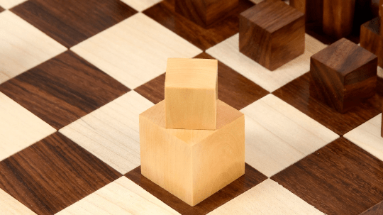 1924 Bauhaus Reproduced Geometrical Abstract Chessmen In Golden Rosewood With Chess Board - Chess Villa