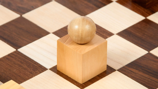 1924 Bauhaus Reproduced Geometrical Abstract Chessmen In Golden Rosewood