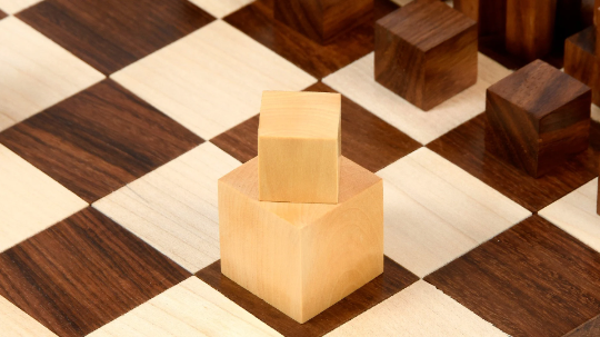 1924 Bauhaus Repro Geometrical Abstract Chessmen In Golden Rosewood With Chess Board